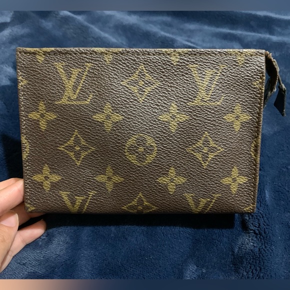 Vintage Louis Vuitton Toiletry 15 in Monogram - Picture 3 of 10